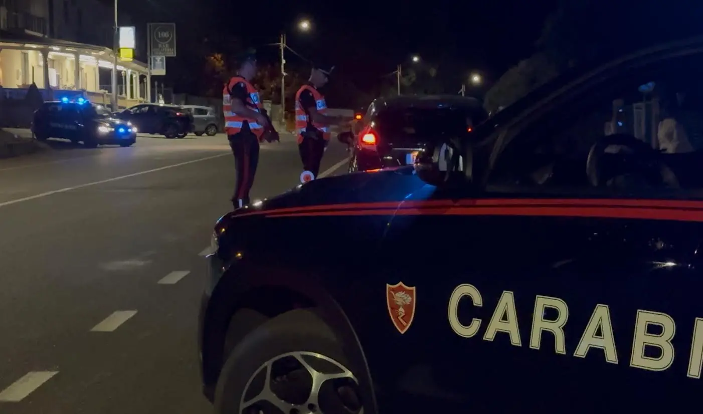 Pericoloso zig zag sulla SS 106: bloccati tre giovani in stato di alterazione alcolica