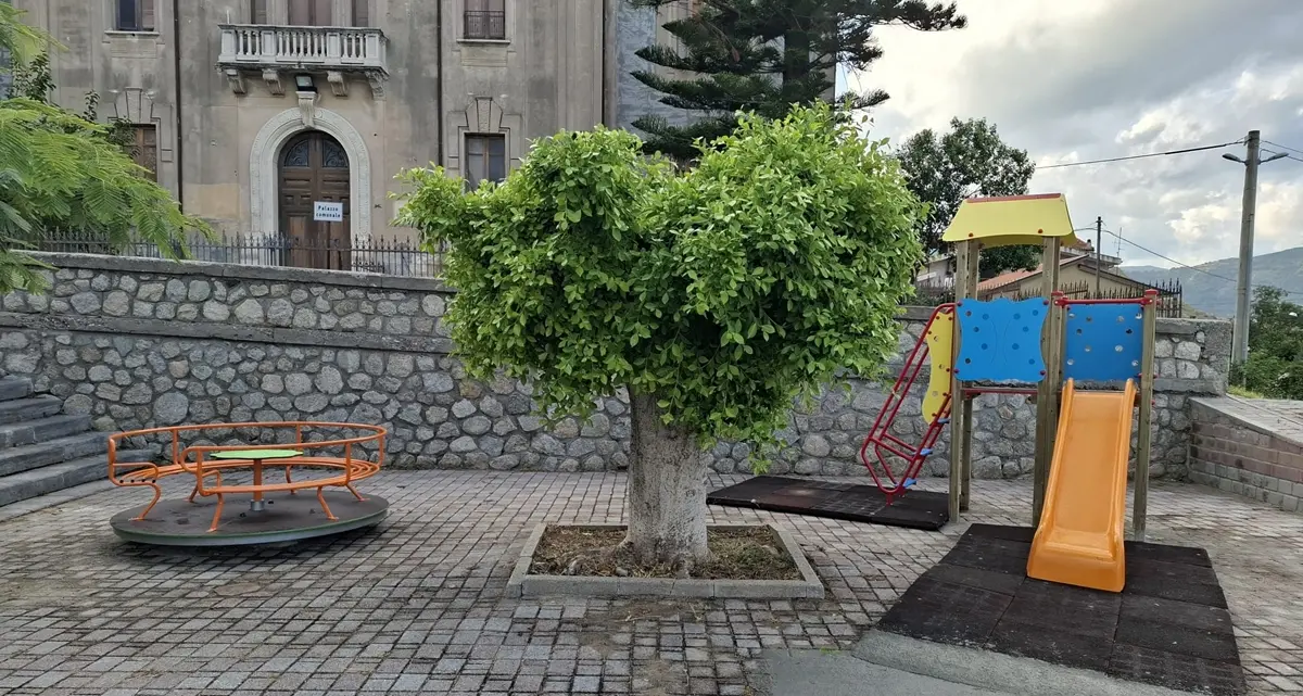 A Caulonia rivive il parco giochi nel centro storico\n