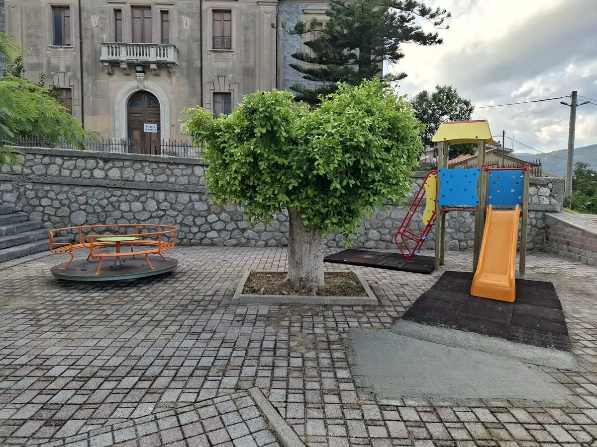 A Caulonia rivive il parco giochi nel centro storico\n