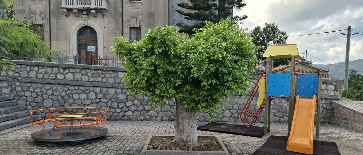 A Caulonia rivive il parco giochi nel centro storico\n