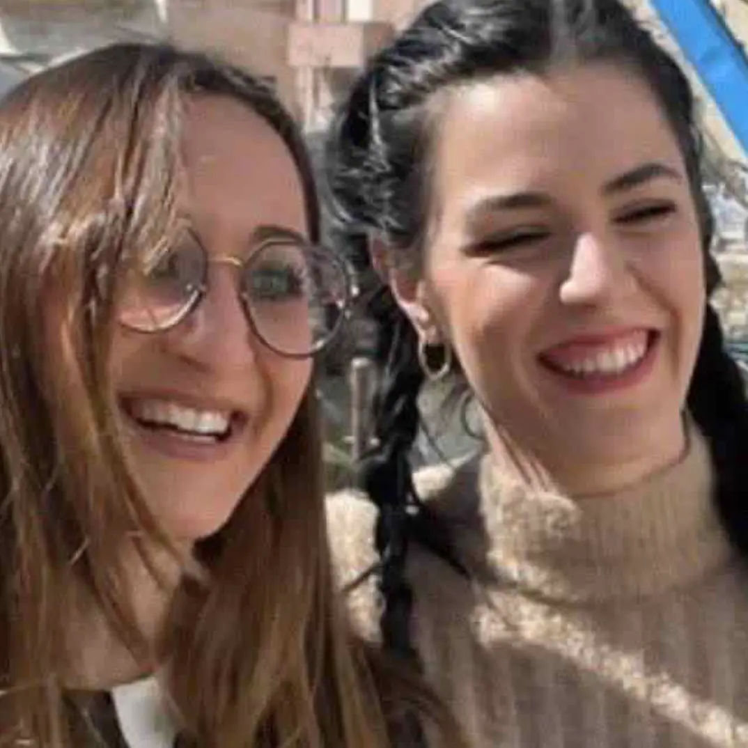 Scambiate in culla alla nascita, oggi sono sorelle per scelta: il matrimonio che racconta una storia straordinaria\n