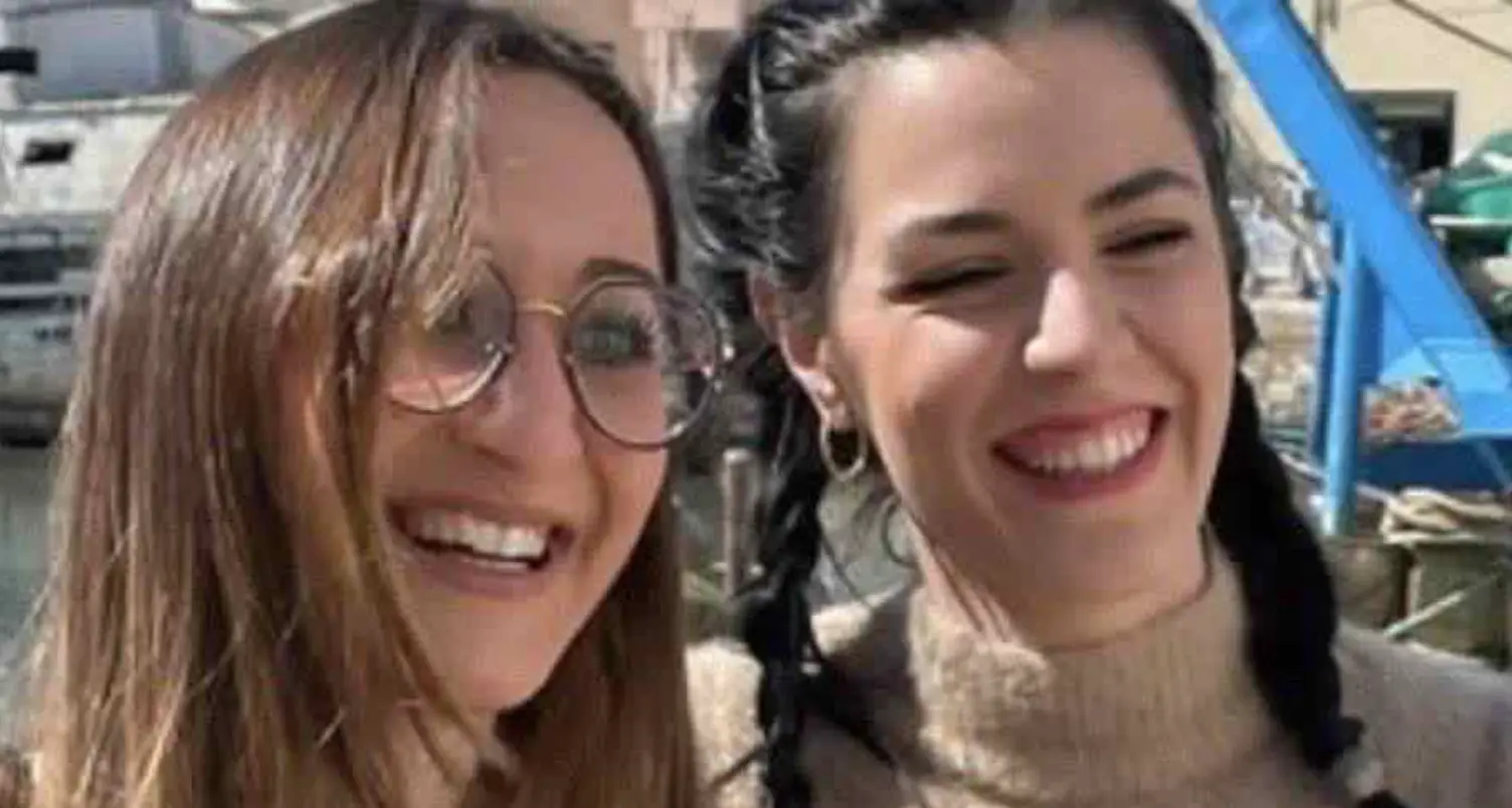 Scambiate in culla alla nascita, oggi sono sorelle per scelta: il matrimonio che racconta una storia straordinaria\n
