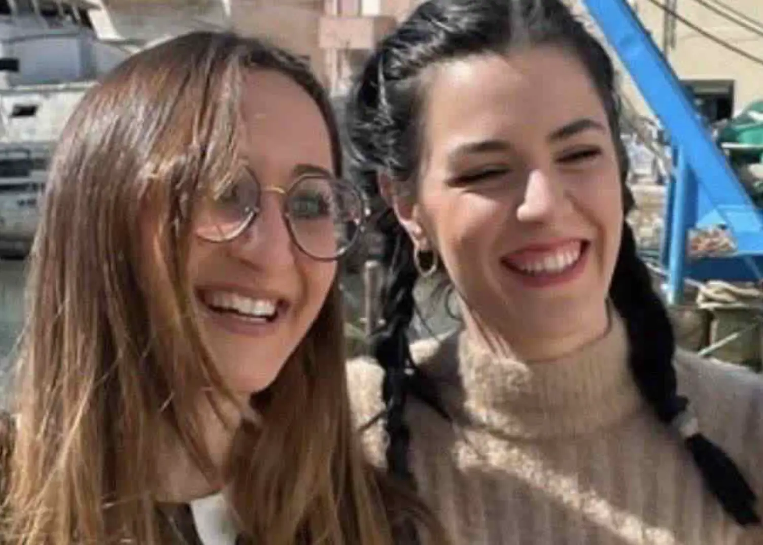 Scambiate in culla alla nascita, oggi sono sorelle per scelta: il matrimonio che racconta una storia straordinaria\n