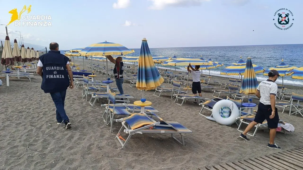 Paola, sequestrato uno stabilimento balneare sul demanio marittimo: area di 1.800 metri quadrati sotto sigilli\n