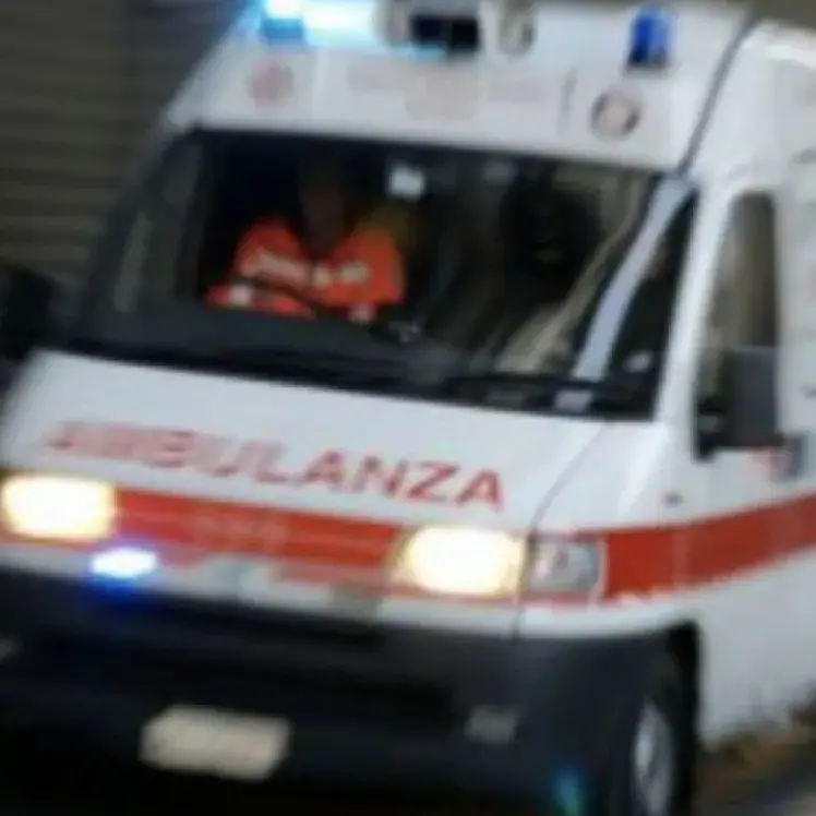 <p>Drammatico incidente sull’a2, bambino di 7 anni sbalzato dall’auto: i carabinieri lo trasportano d’urgenza in ospedale con l’auto di servizio</p>