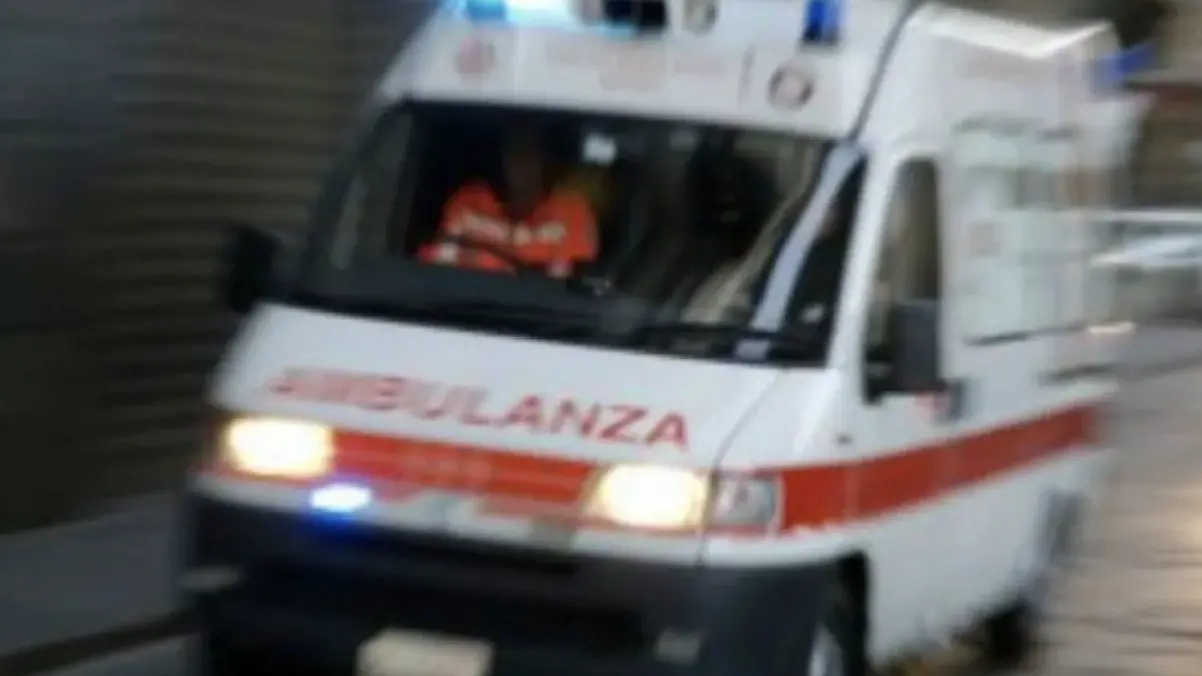 <p>Drammatico incidente sull’a2, bambino di 7 anni sbalzato dall’auto: i carabinieri lo trasportano d’urgenza in ospedale con l’auto di servizio</p>