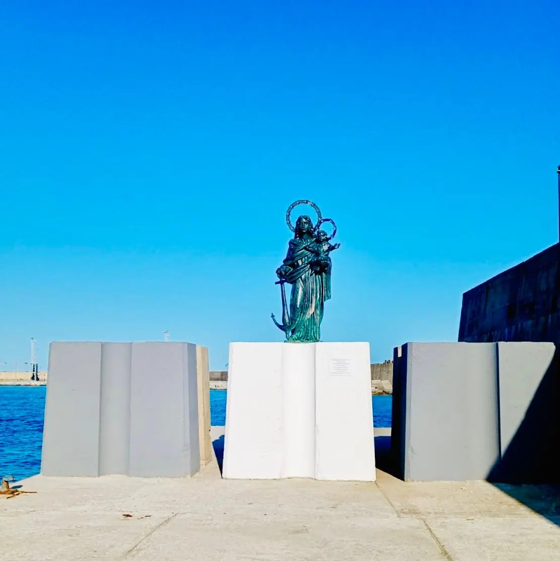 Festa di Porto Salvo: posizionata al porto la statua in bronzo della Madonna firmata dal Maestro Verrino.\u00A0Fiorita: «Un simbolo identitario per la nostra comunità»\n\n\n\u00A0\n