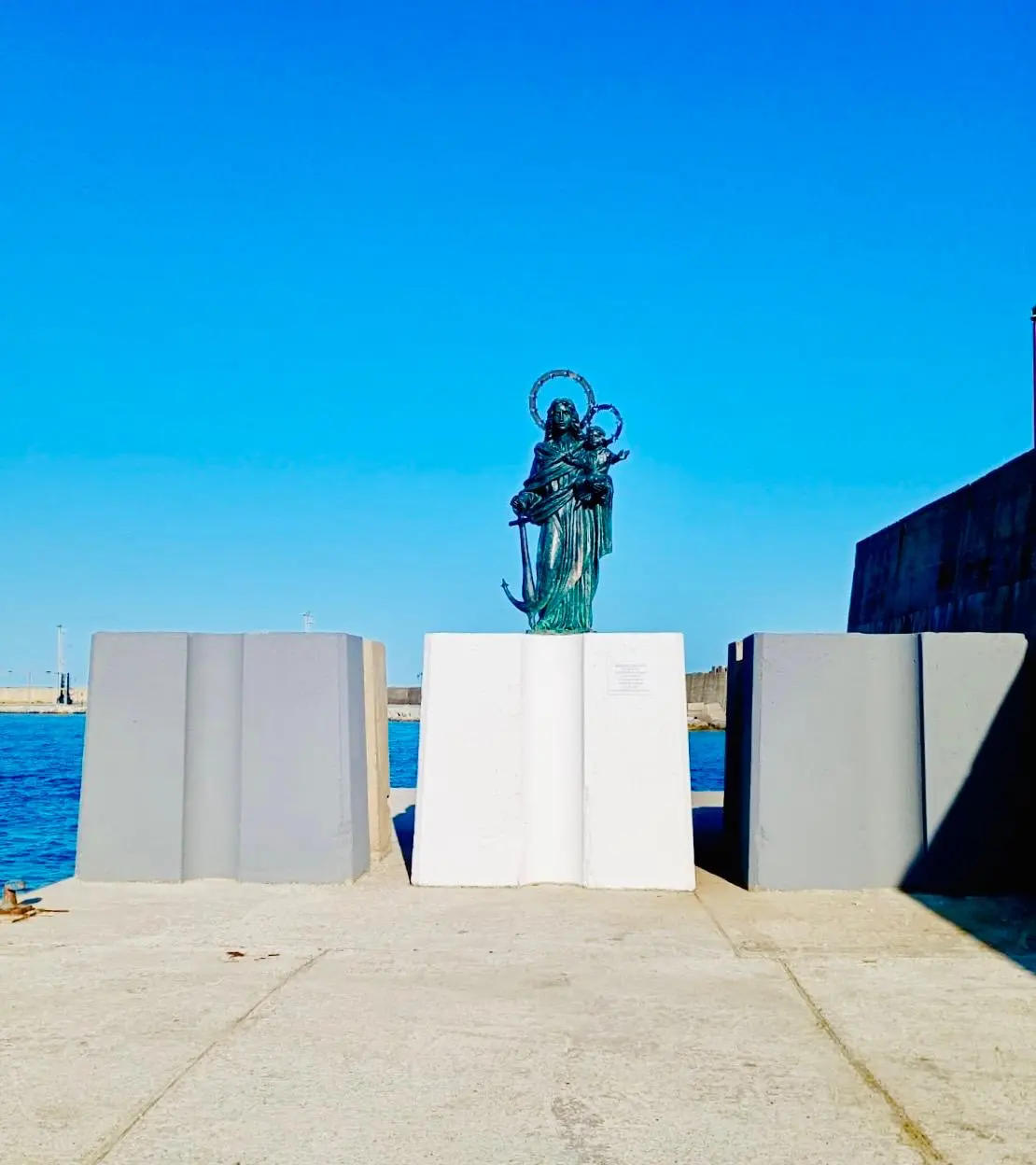 Festa di Porto Salvo: posizionata al porto la statua in bronzo della Madonna firmata dal Maestro Verrino.\u00A0Fiorita: «Un simbolo identitario per la nostra comunità»\n\n\n\u00A0\n