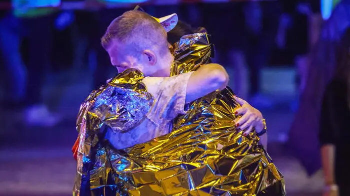 <p>Due persone si abbracciano dopo l'attentato al Pride di Berlino (Ansa)</p>\\n , EPA