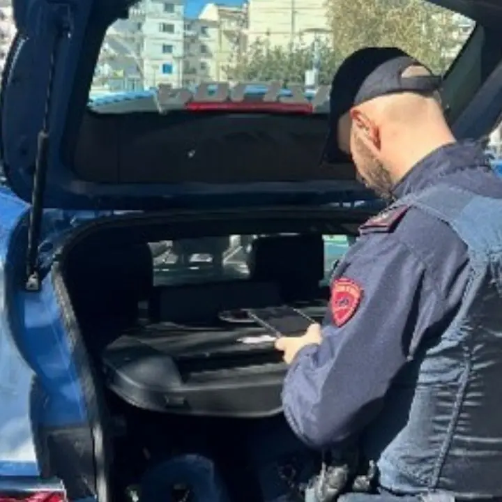 Evade dai domiciliari e viene trovato in centro con un’ascia: arrestato dalla polizia a Crotone\n