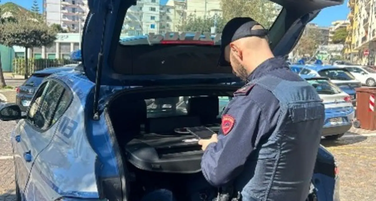 Evade dai domiciliari e viene trovato in centro con un’ascia: arrestato dalla polizia a Crotone\n