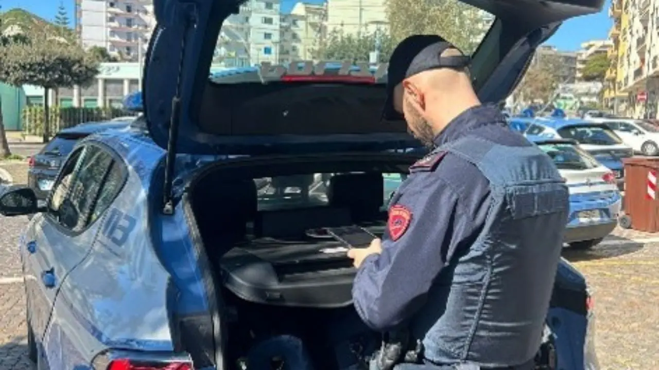 Evade dai domiciliari e viene trovato in centro con un’ascia: arrestato dalla polizia a Crotone\n