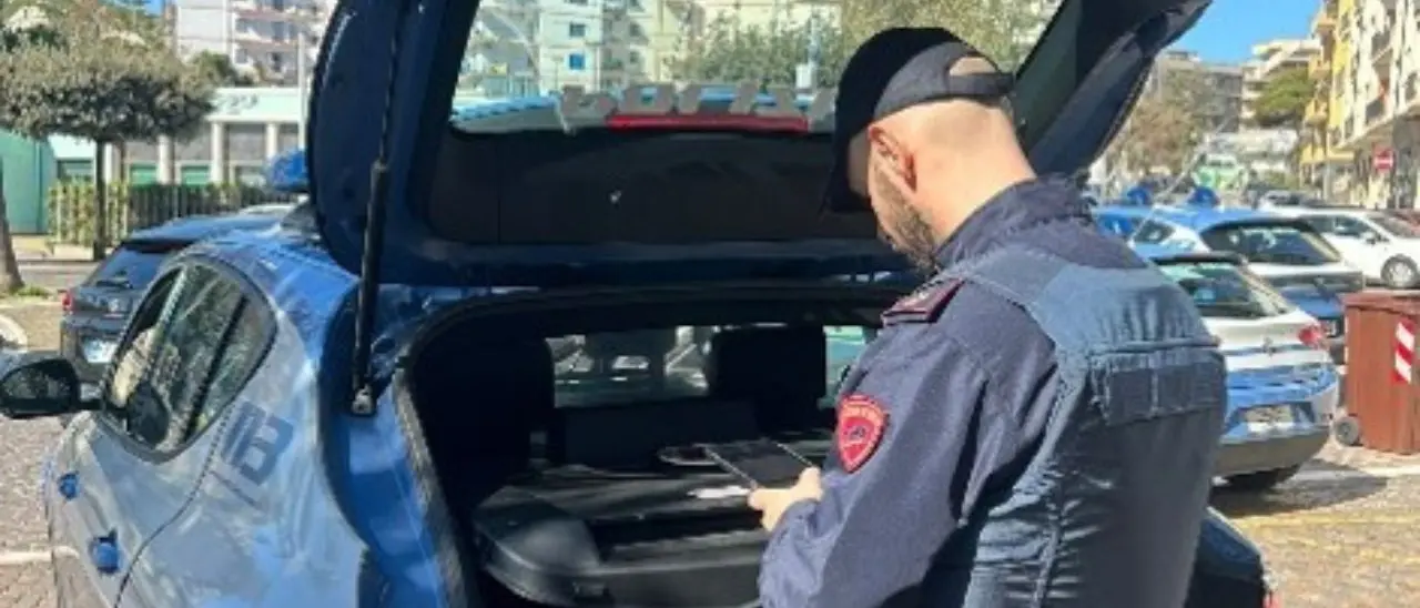Evade dai domiciliari e viene trovato in centro con un’ascia: arrestato dalla polizia a Crotone\n