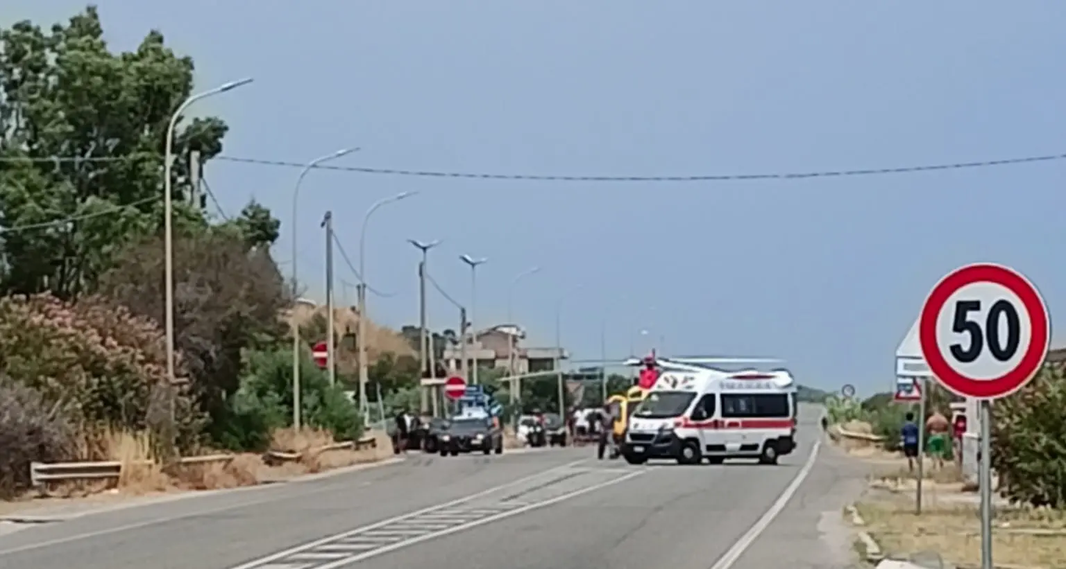 Paura in mare col kitesurf a Camini, il vento spezza i cavi della vela: giovane sbalzato sulle onde\n