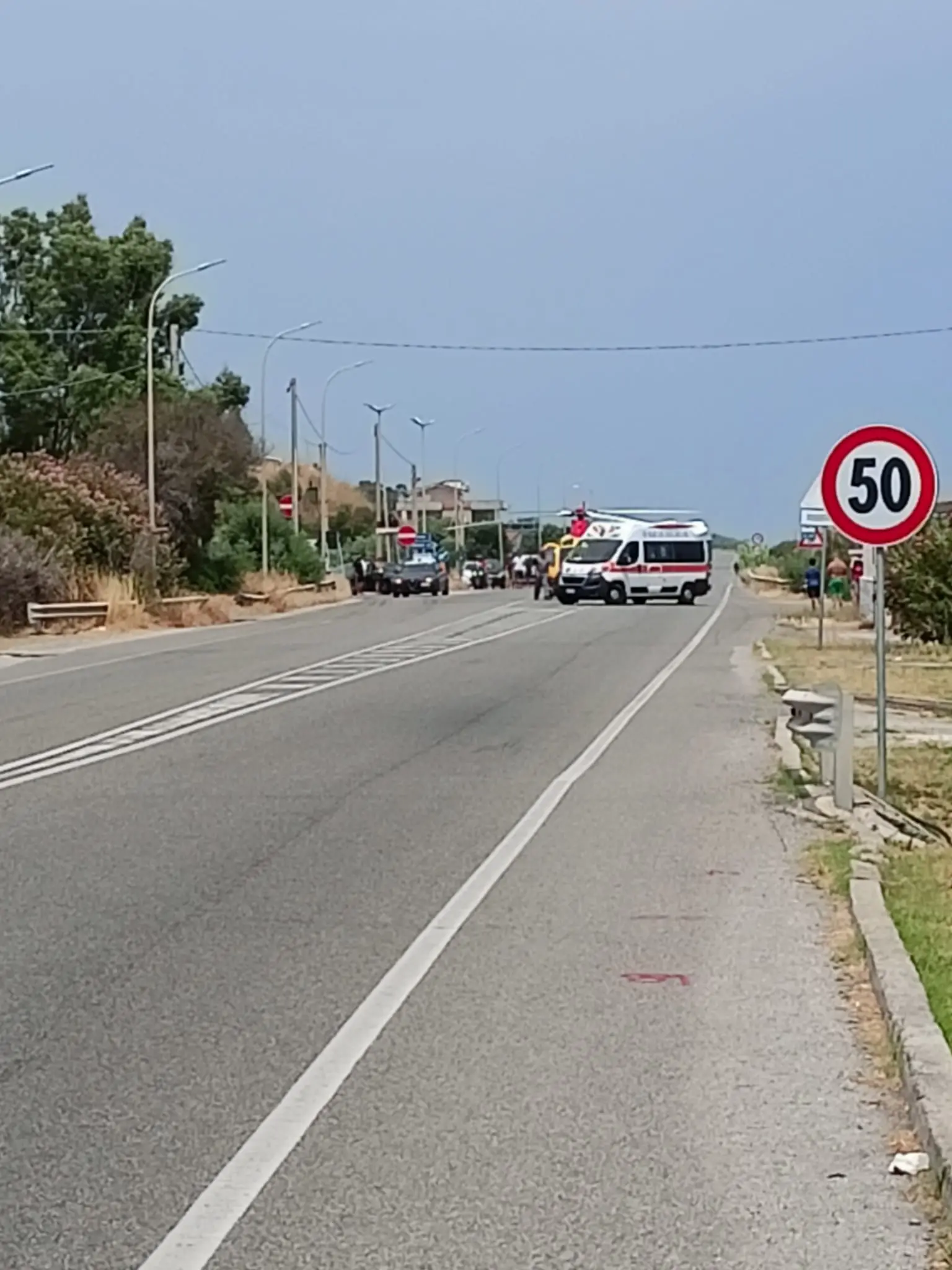 Paura in mare col kitesurf a Camini, il vento spezza i cavi della vela: giovane sbalzato sulle onde\n