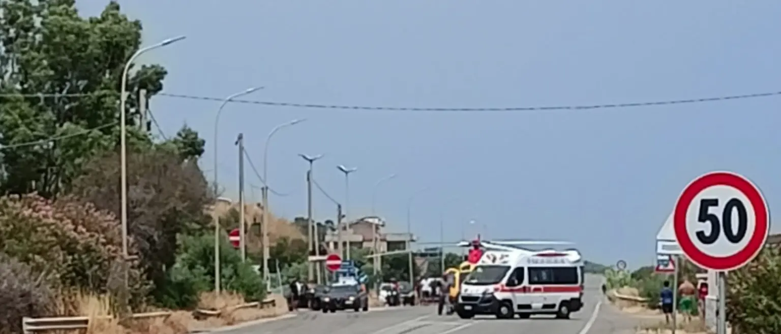 Paura in mare col kitesurf a Camini, il vento spezza i cavi della vela: giovane sbalzato sulle onde\n