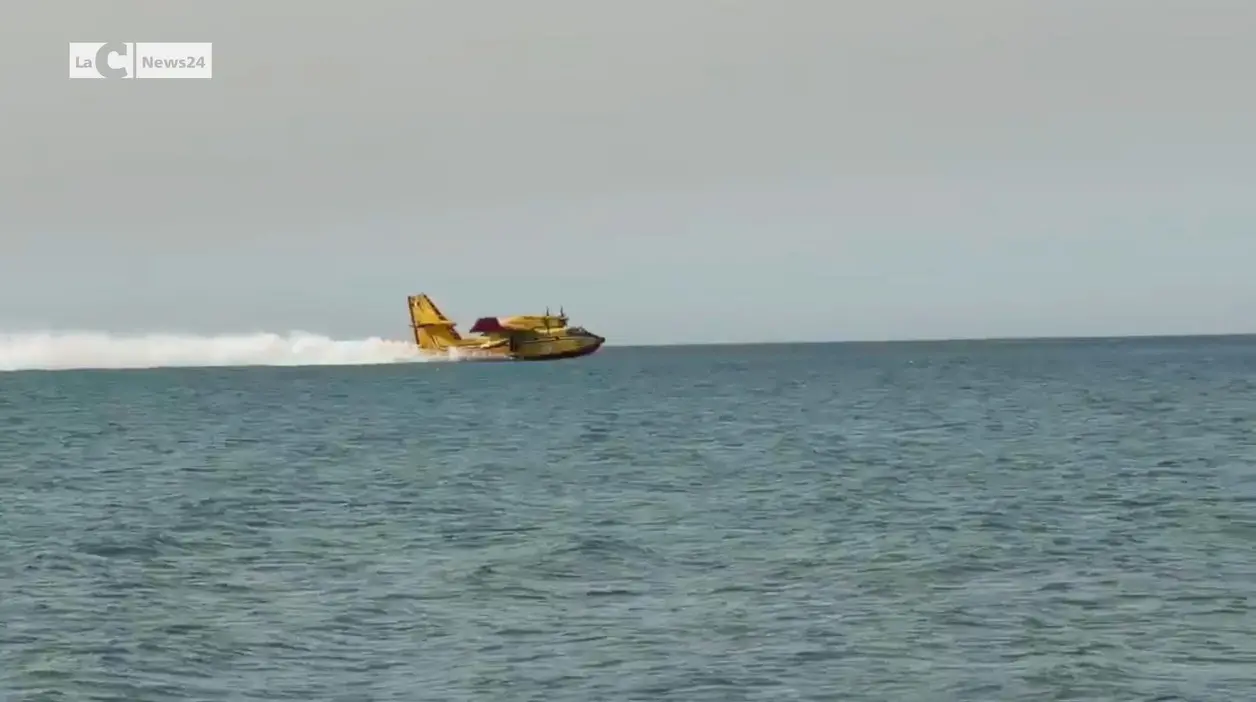 Incendio a Cirò, intervengono due canadair