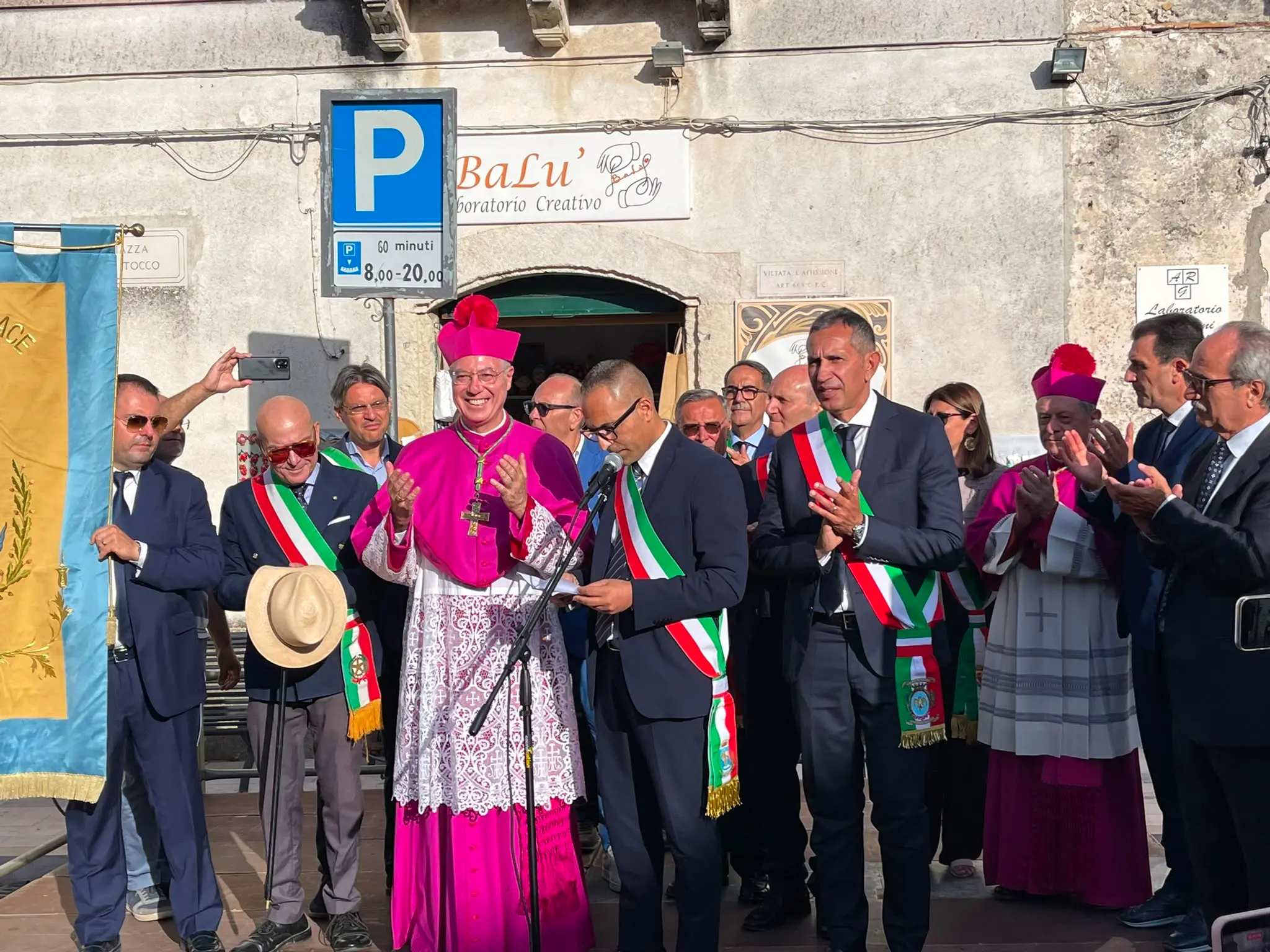 Locri-Gerace, inizia l'era di Monsignor Cesare Di Pietro: la diocesi abbraccia il suo nuovo vescovo\n