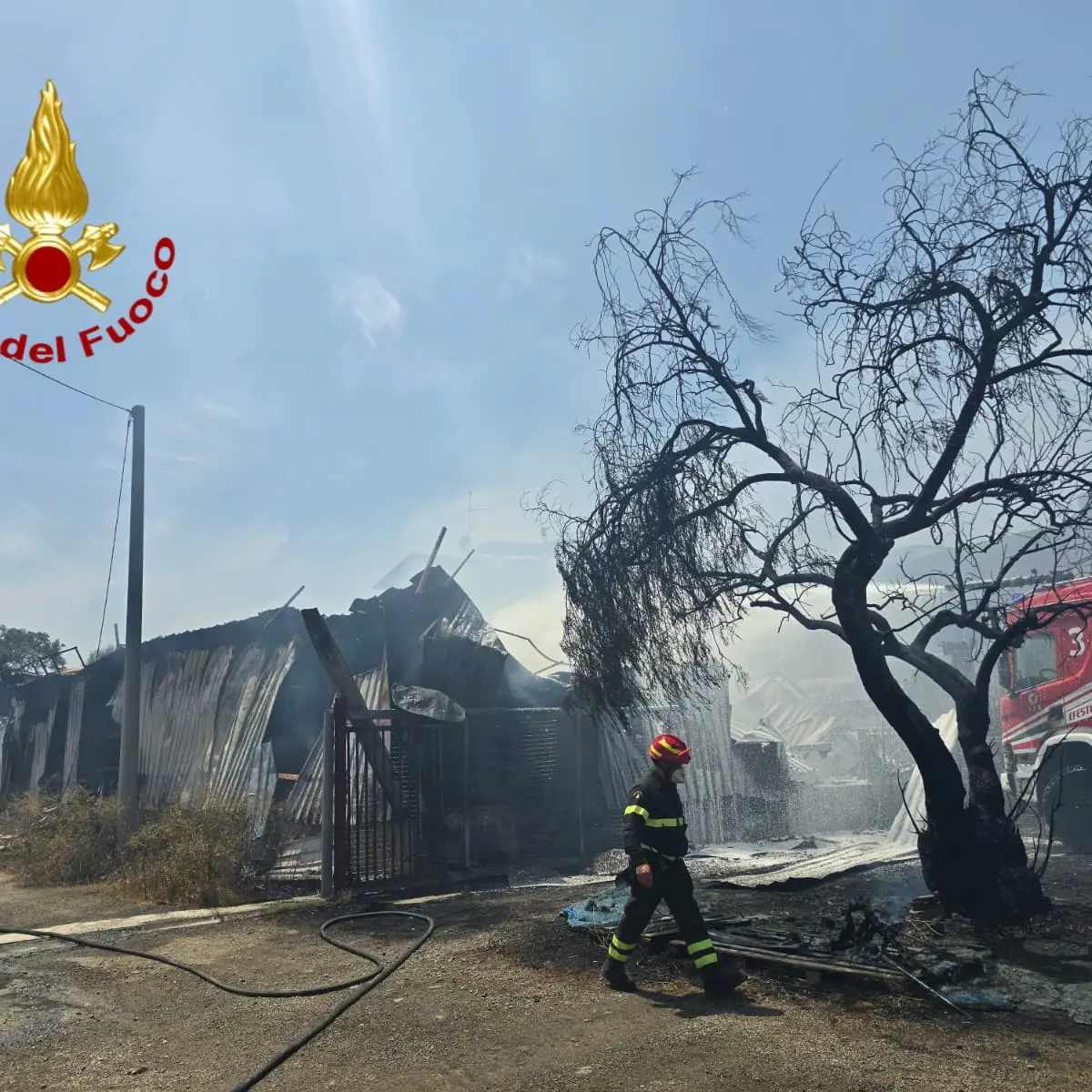 Crotone, incendio in un’azienda di macchine agricole: evacuate le case vicine, colonna di fumo visibile a km di distanza\n