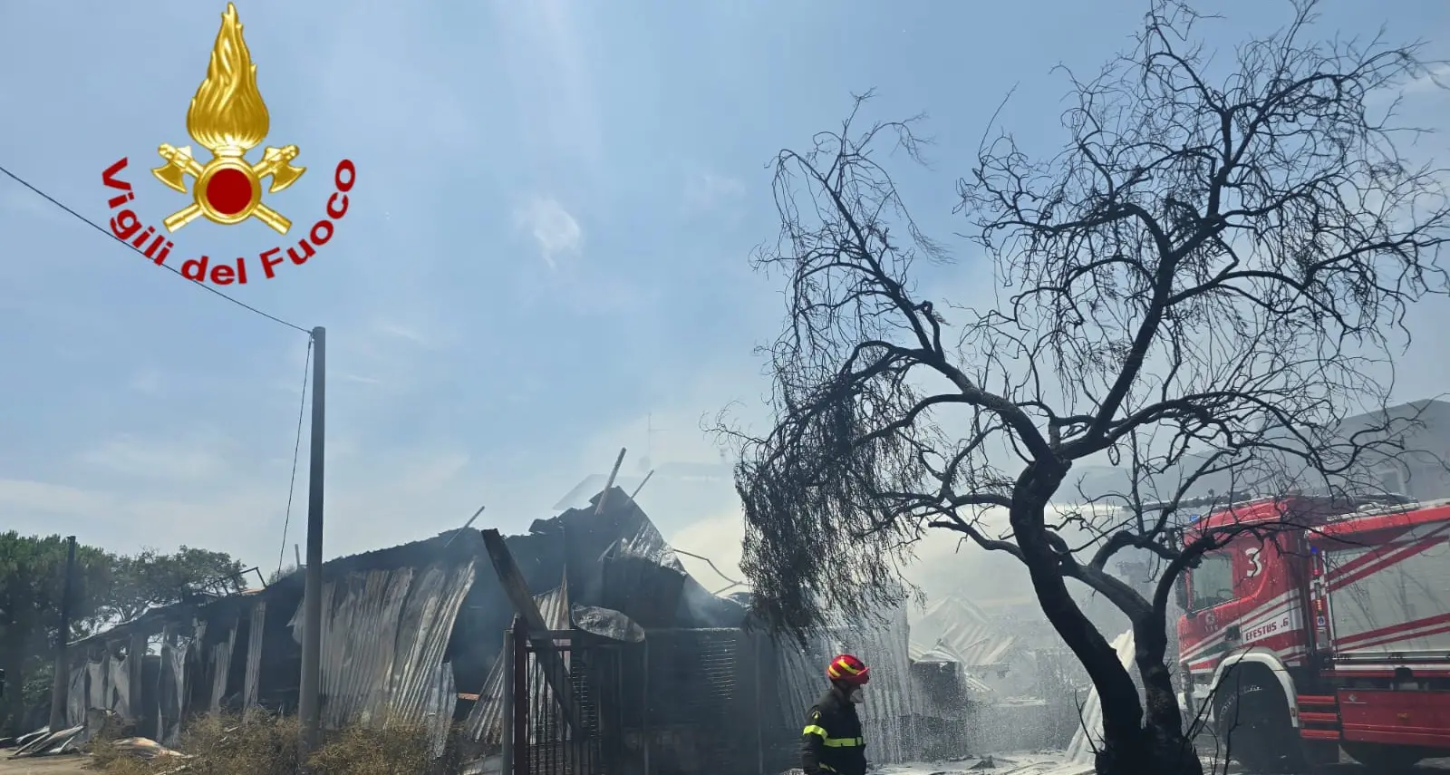 Crotone, incendio in un’azienda di macchine agricole: evacuate le case vicine, colonna di fumo visibile a km di distanza\n