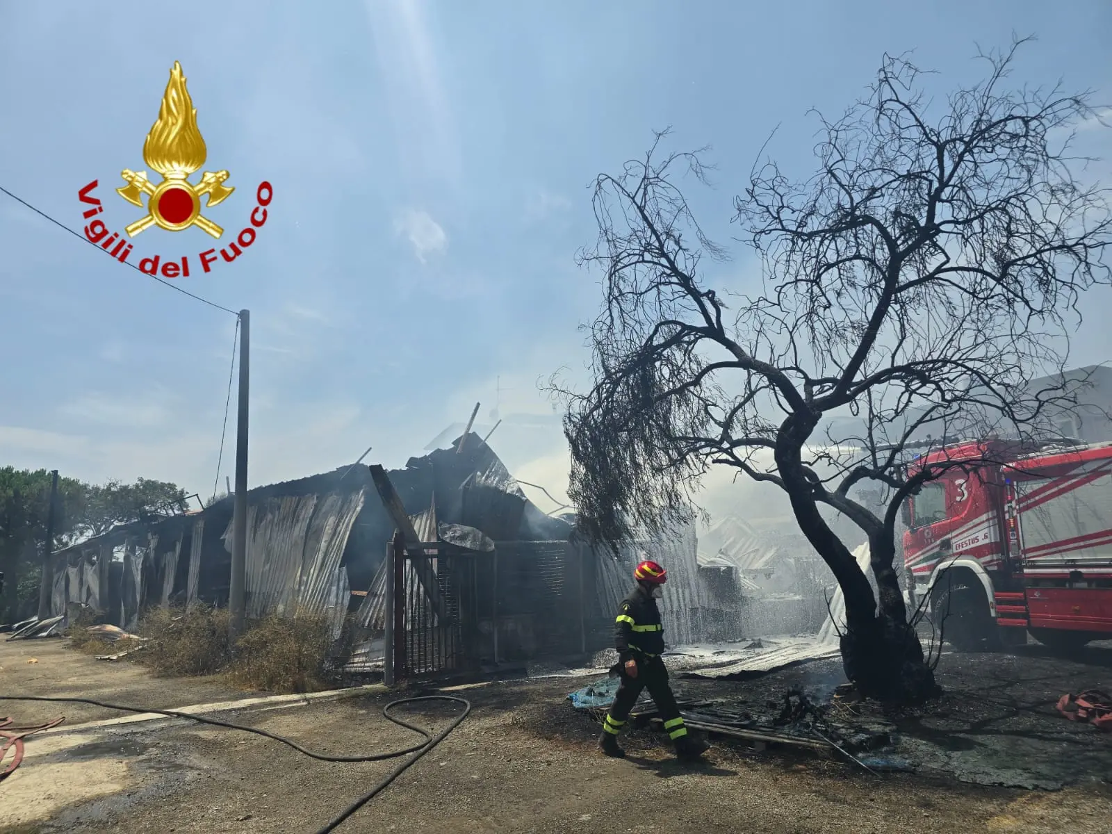 Crotone, incendio in un’azienda di macchine agricole: evacuate le case vicine, colonna di fumo visibile a km di distanza\n