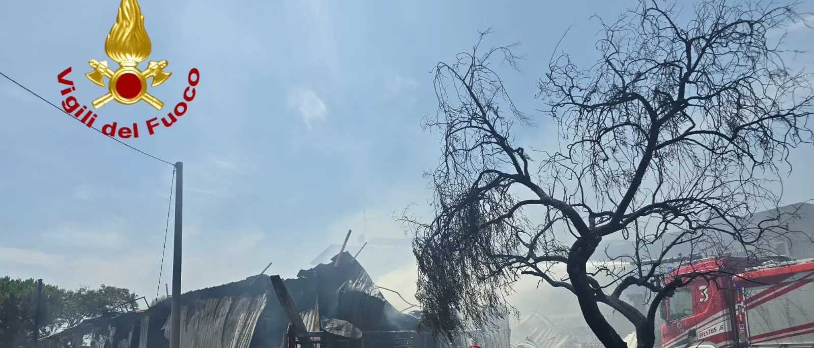 Crotone, incendio in un’azienda di macchine agricole: evacuate le case vicine, colonna di fumo visibile a km di distanza\n