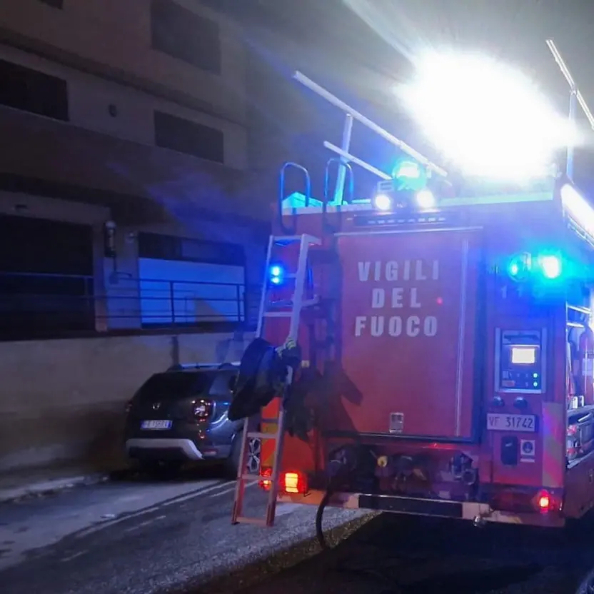 Incendio nella notte a Reggio Calabria, garage in fiamme: i Vigili del Fuoco mettono in sicurezza un condominio\u00A0\n