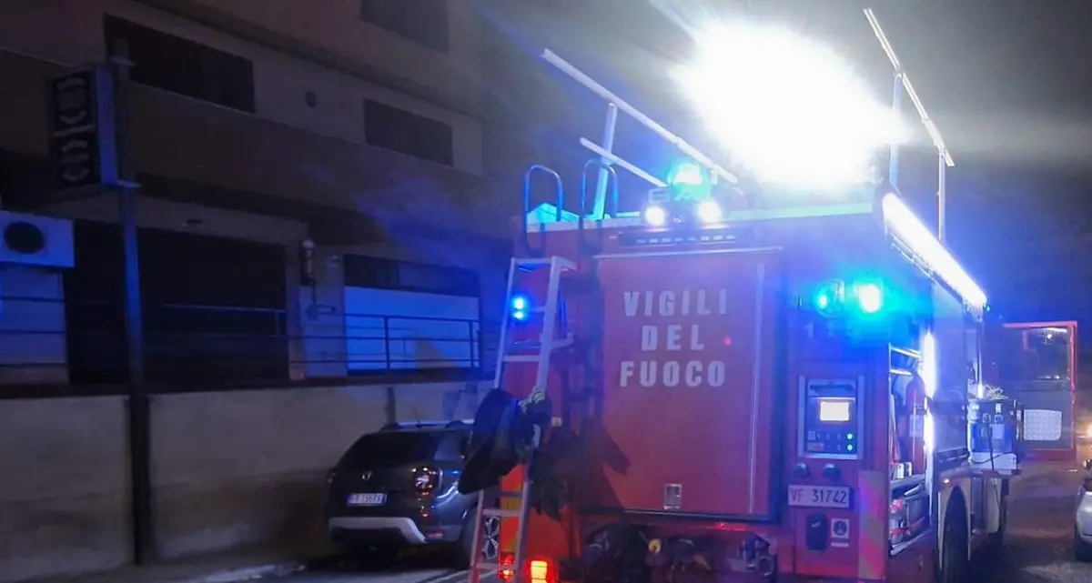 Incendio nella notte a Reggio Calabria, garage in fiamme: i Vigili del Fuoco mettono in sicurezza un condominio\u00A0\n