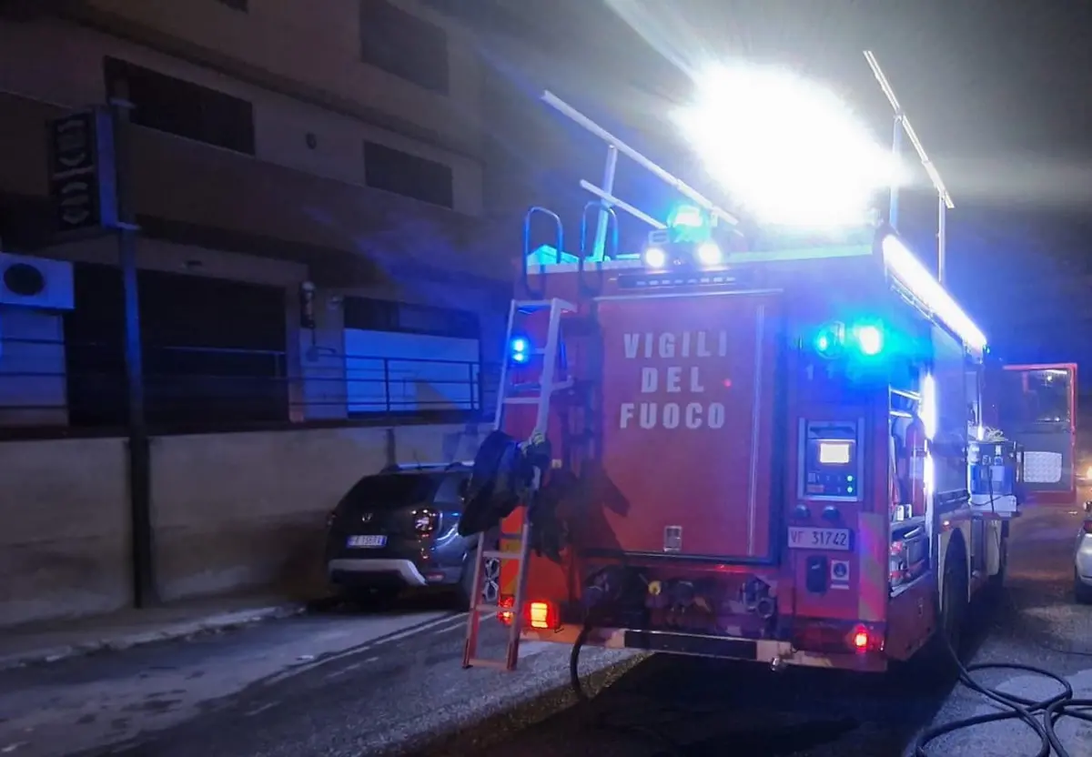 Incendio nella notte a Reggio Calabria, garage in fiamme: i Vigili del Fuoco mettono in sicurezza un condominio\u00A0\n