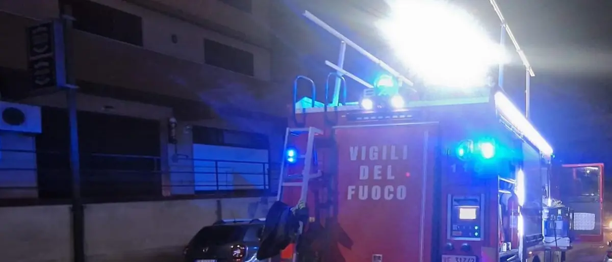 Incendio nella notte a Reggio Calabria, garage in fiamme: i Vigili del Fuoco mettono in sicurezza un condominio\u00A0\n