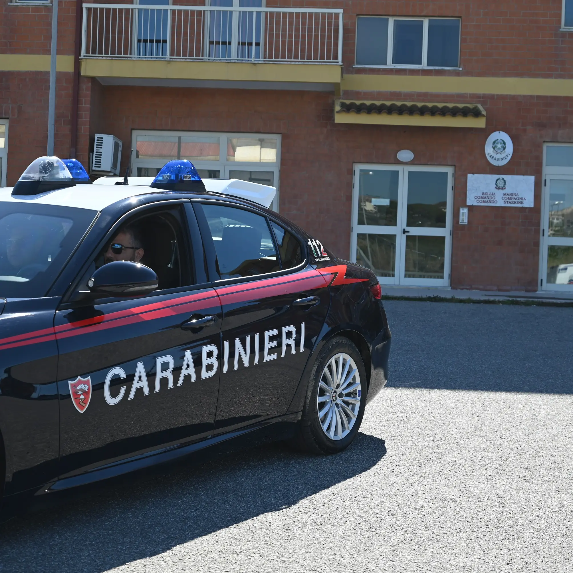 Va a rubare i due negozi ma nella fuga perde il telefono e un biglietto con nome e cognome: denunciato\n