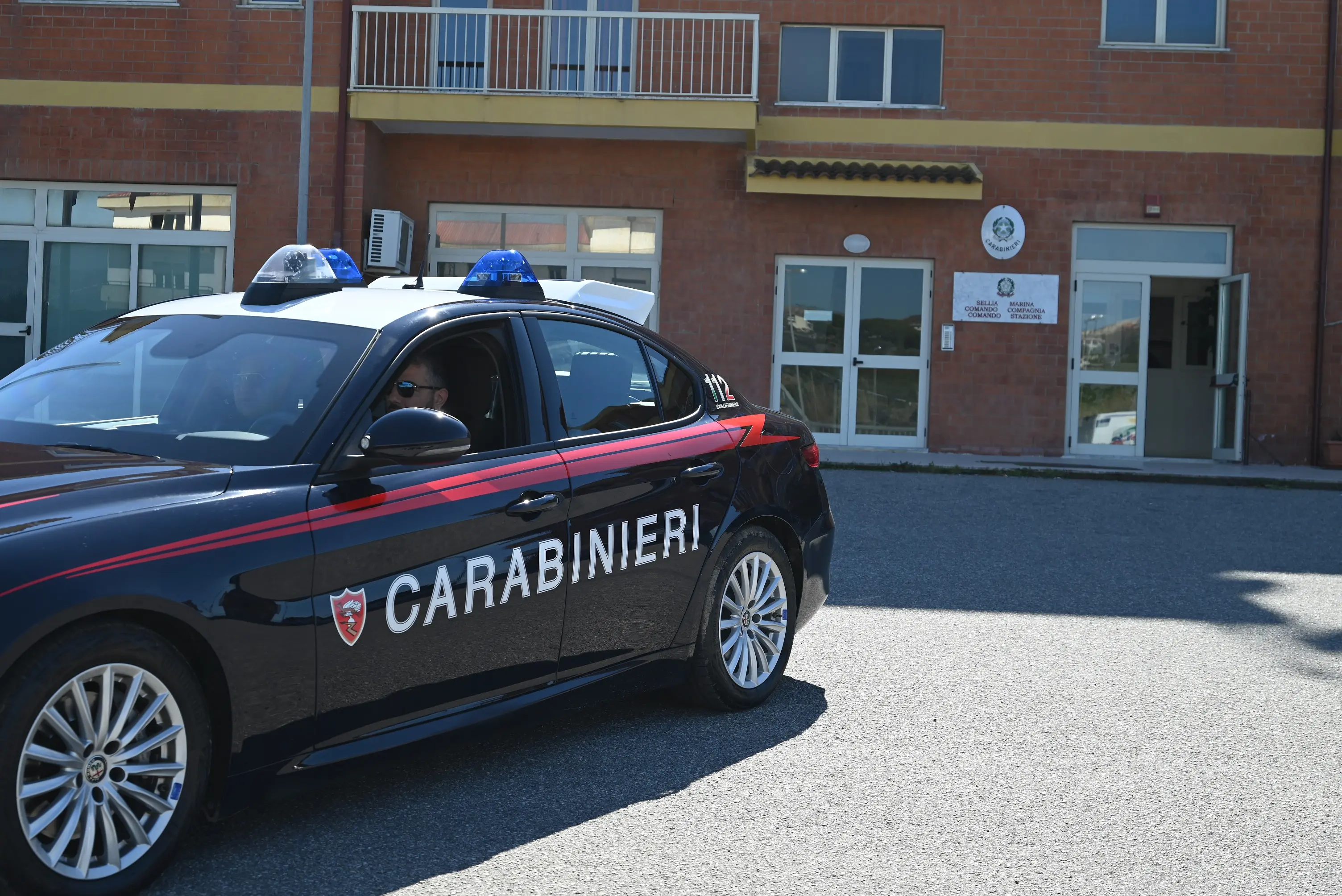 Va a rubare i due negozi ma nella fuga perde il telefono e un biglietto con nome e cognome: denunciato\n