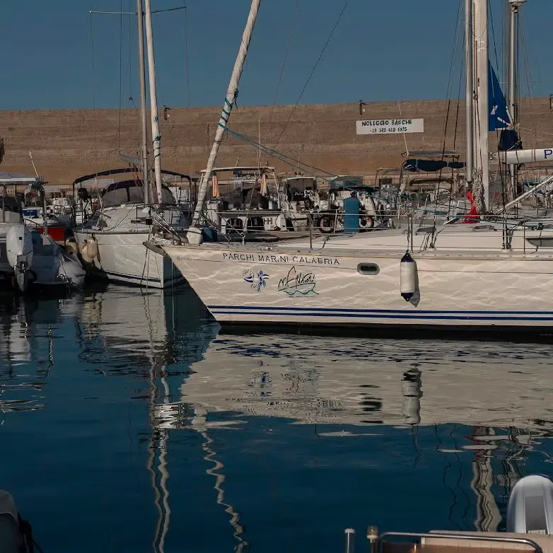 Parte da Crotone il tour di “Mare Dentro”: Mavisu salpa per raccontare la Calabria tra inclusione, sostenibilità e turismo responsabile\n