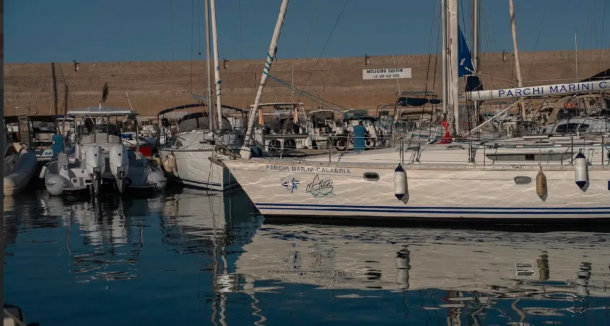 Parte da Crotone il tour di “Mare Dentro”: Mavisu salpa per raccontare la Calabria tra inclusione, sostenibilità e turismo responsabile\n