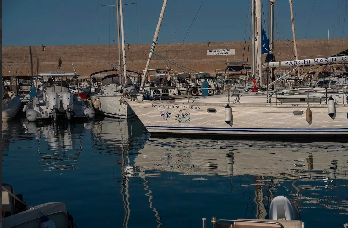 Parte da Crotone il tour di “Mare Dentro”: Mavisu salpa per raccontare la Calabria tra inclusione, sostenibilità e turismo responsabile\n