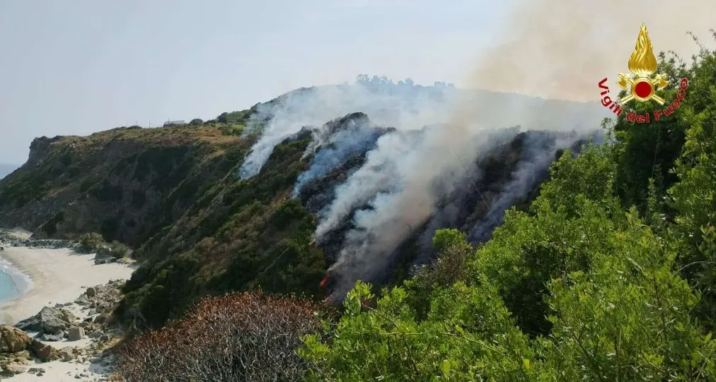 Incendio a Zambrone, in fiamme il costone sottostante la stazione. Stop temporaneo ai treni\n