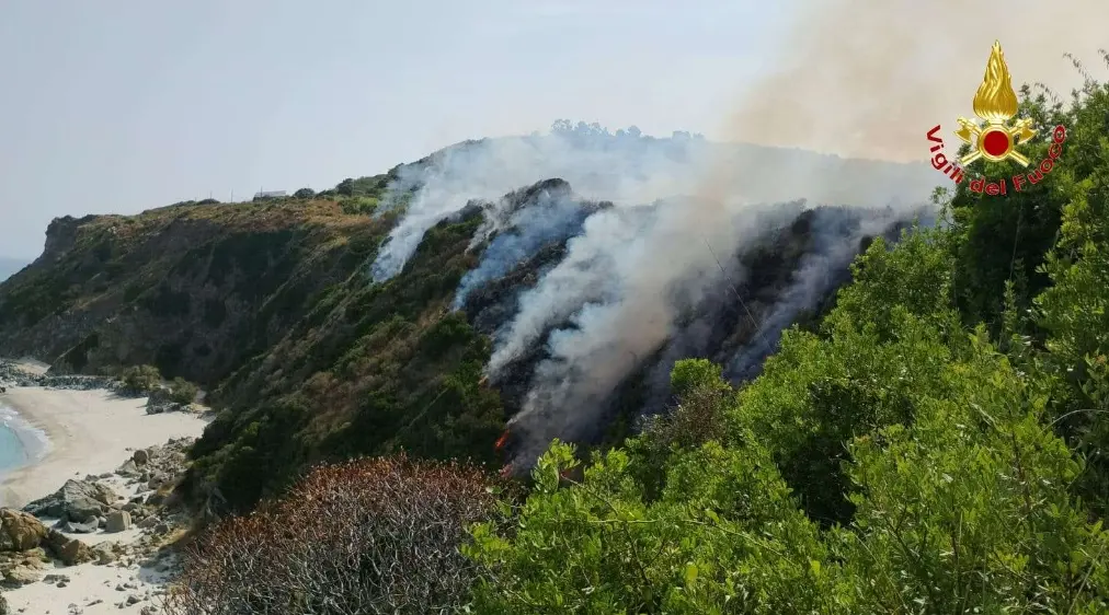 <p>Incendio a Zambrone, in fiamme il costone sottostante la stazione. Stop temporaneo ai treni</p>