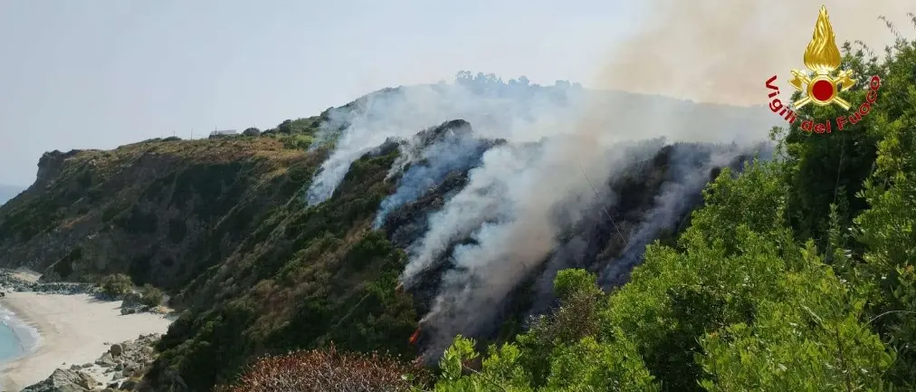 Incendio a Zambrone, brucia il costone sottostante la stazione. Stop temporaneo ai treni -Video