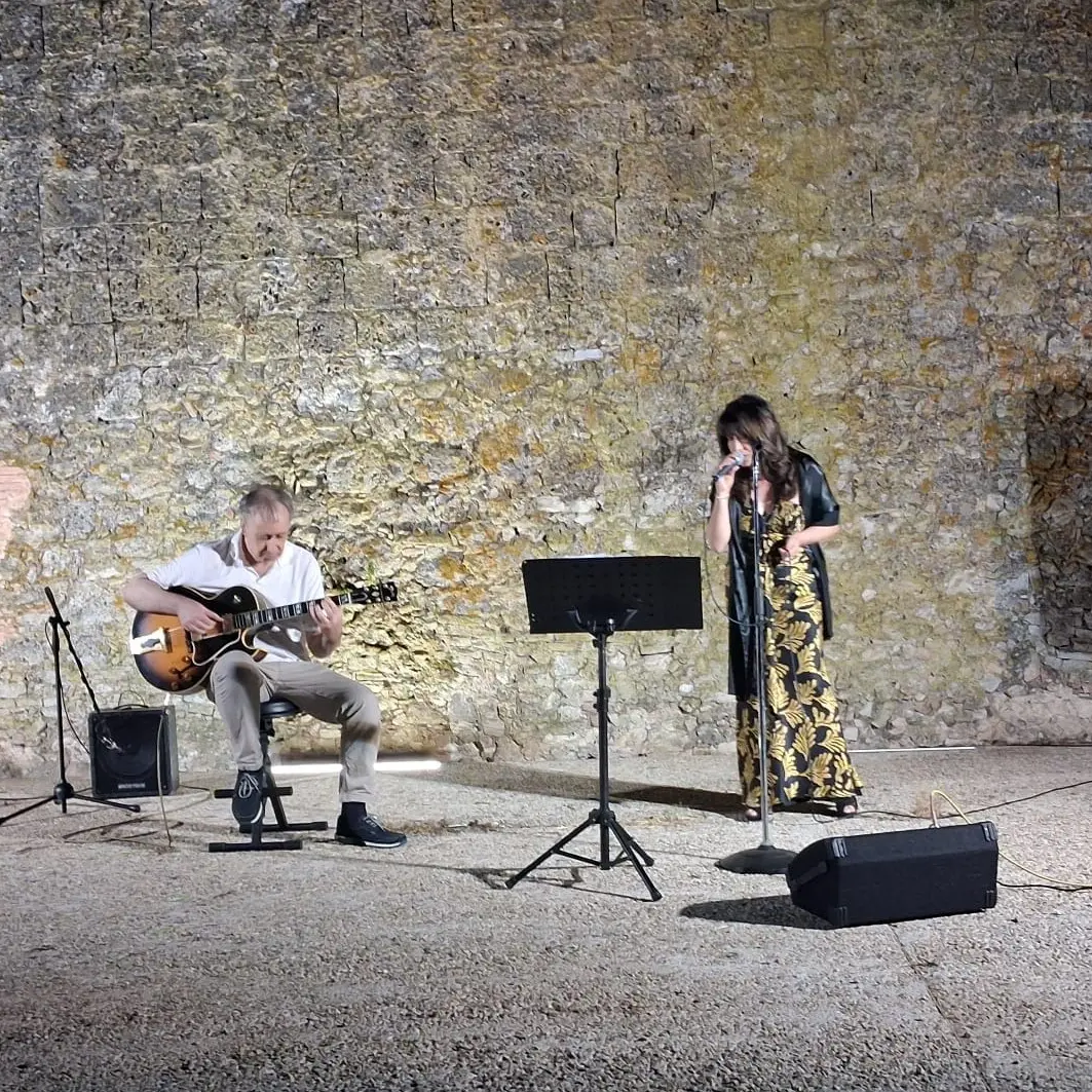 Jazz, il duo\u00A0Colombo Menniti-Elisabetta Currà incanta il pubblico del parco archeologico di Mileto antica\n
