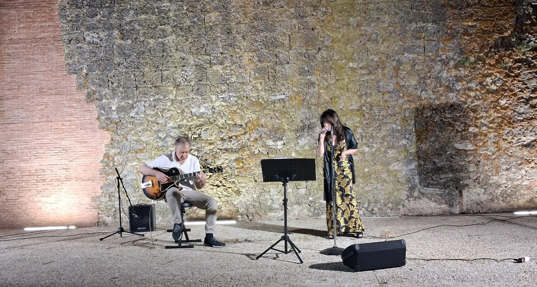 Jazz, il duo\u00A0Colombo Menniti-Elisabetta Currà incanta il pubblico del parco archeologico di Mileto antica\n