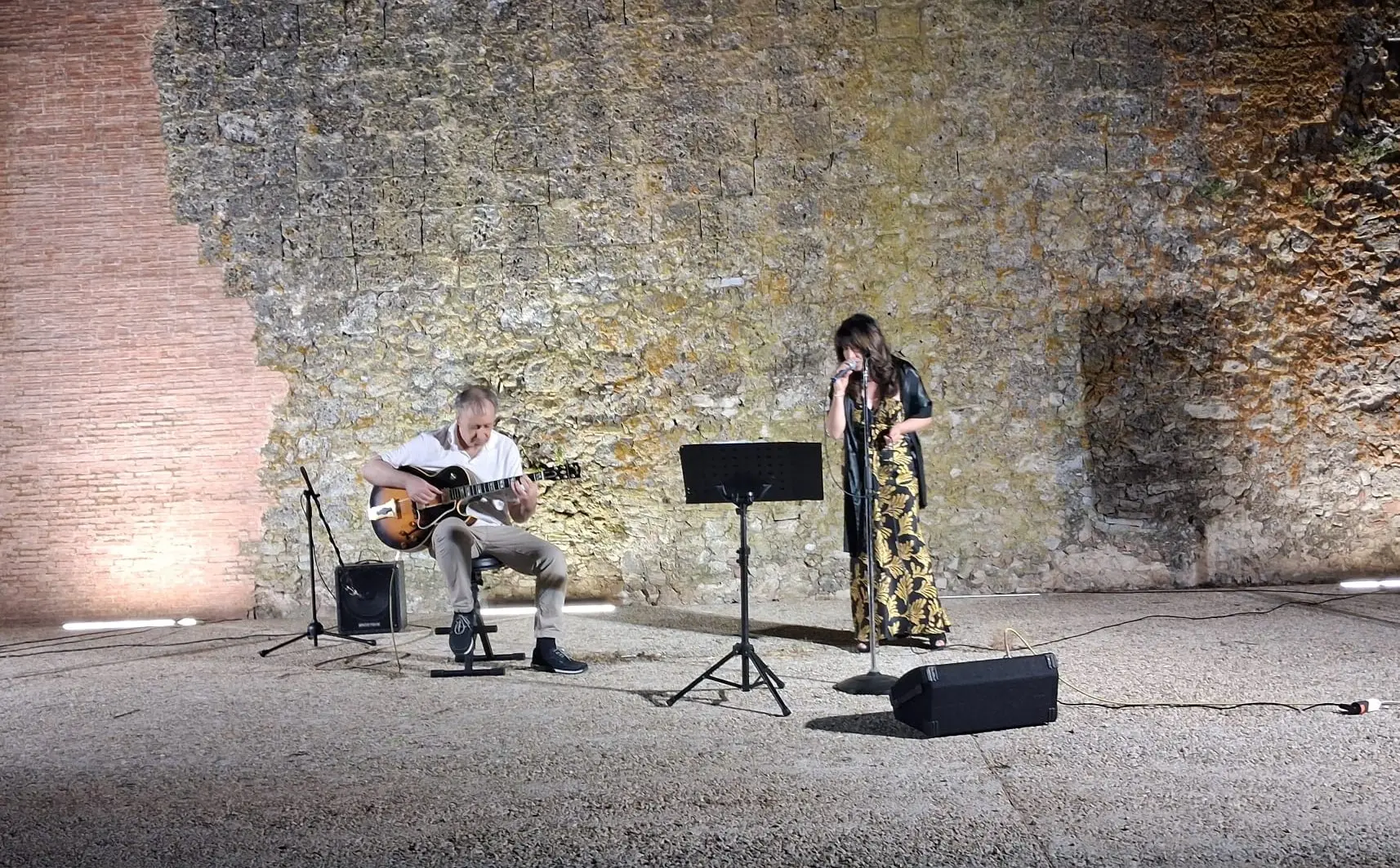 Jazz, il duo\u00A0Colombo Menniti-Elisabetta Currà incanta il pubblico del parco archeologico di Mileto antica\n