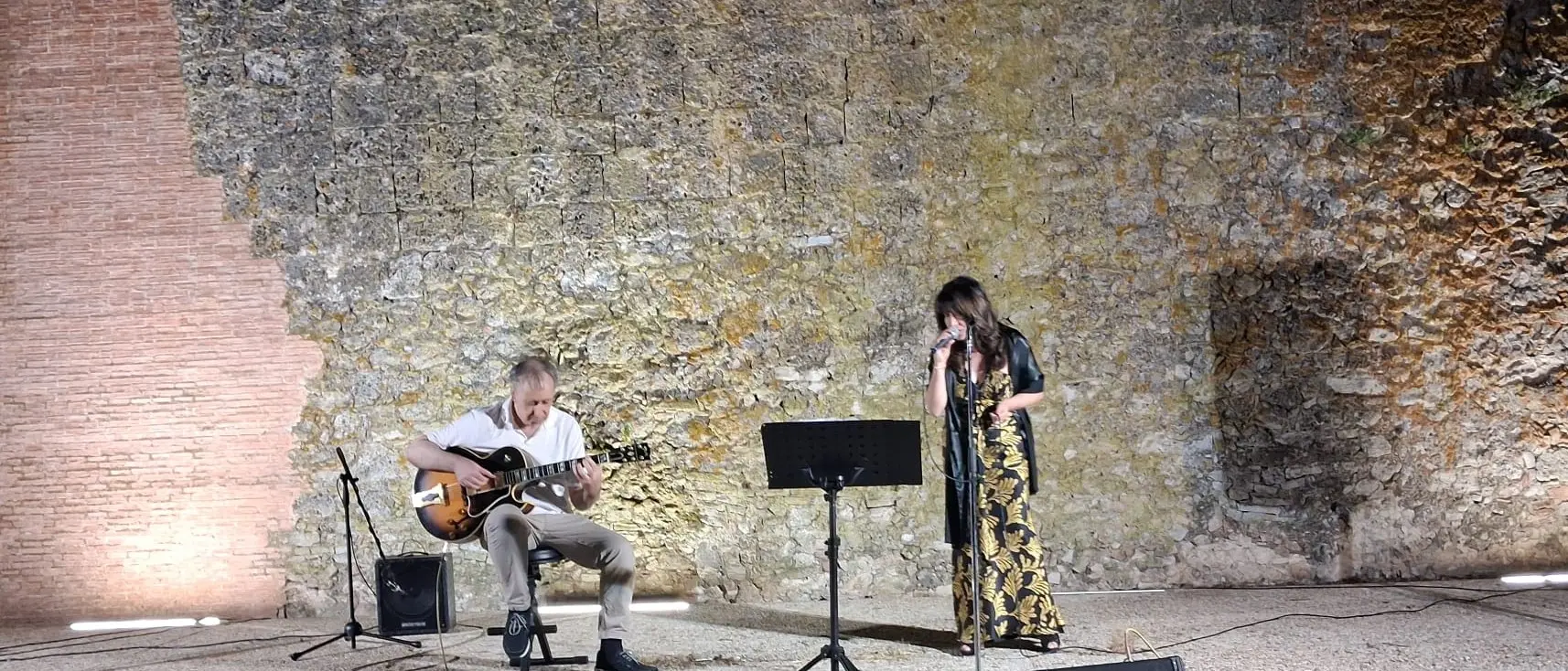 Jazz, il duo\u00A0Colombo Menniti-Elisabetta Currà incanta il pubblico del parco archeologico di Mileto antica\n