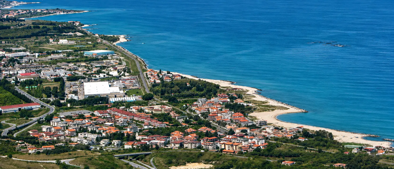 Il mare c'è, i servizi no: ecco perché il turismo sulle spiagge vibonesi non decolla\n