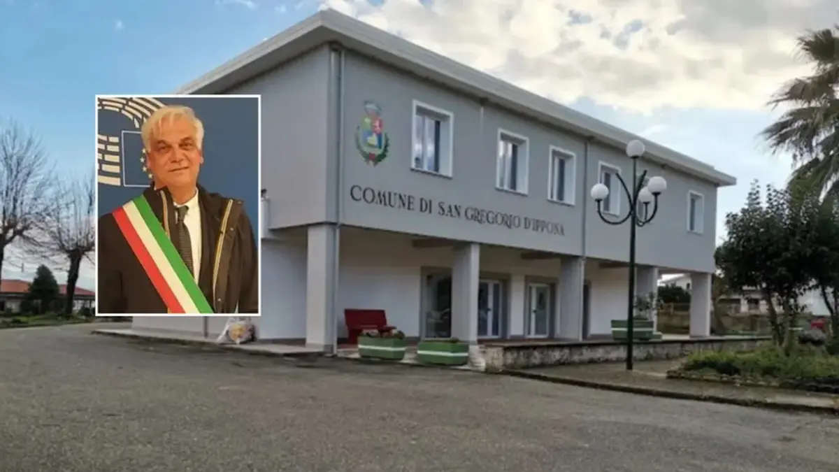 <p>Il Municipio di San Gregorio d'Ippona e nel riquadro il sindaco Pasquale Farfaglia</p>\\n