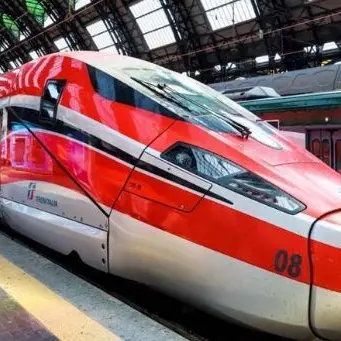 <p>Frecciarossa senza aria condizionata da Reggio a Torino: dodici ore d'inferno per 400, tra i passeggeri anche Mogol</p>