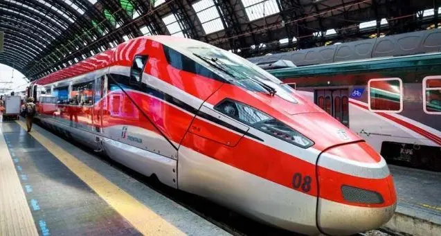 Frecciarossa senza aria condizionata da Reggio a Torino: dodici ore d'inferno per 400, tra i passeggeri anche Mogol\n