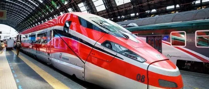 Frecciarossa senza aria condizionata da Reggio a Torino: dodici ore d'inferno per 400, tra i passeggeri anche Mogol\n