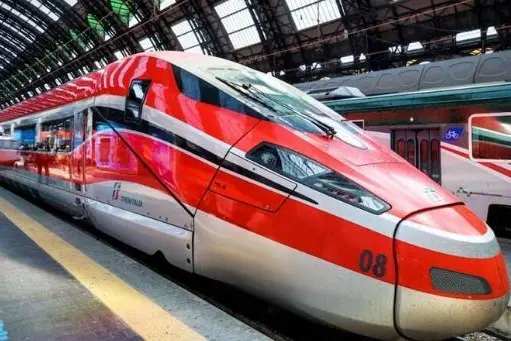 Frecciarossa senza aria condizionata da Reggio a Torino: dodici ore d'inferno per 400, tra i passeggeri anche Mogol\n