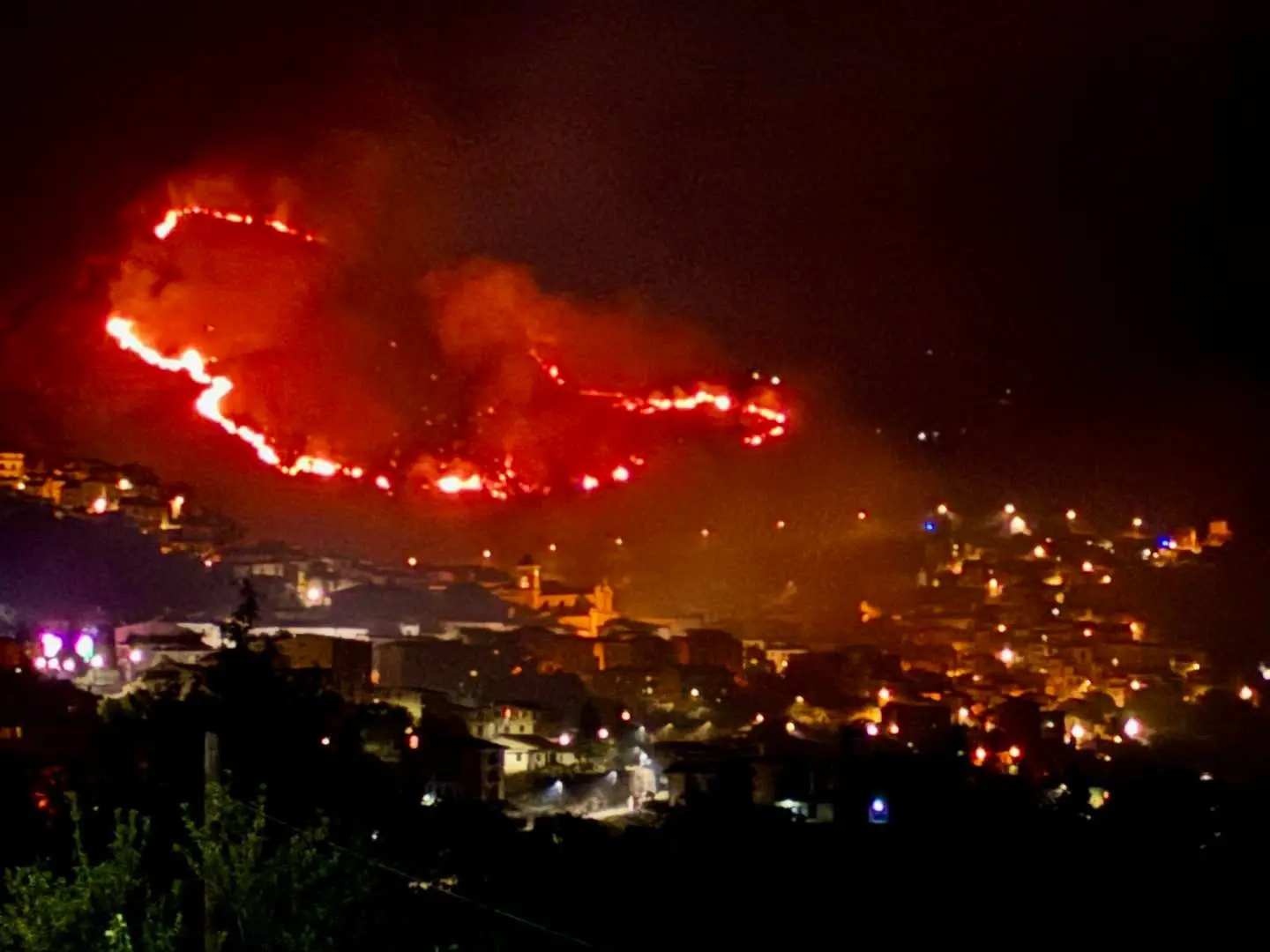 Incendi in Calabria, l’allarme arriva dal satellite Copernicus: «Alto rischio ai primi di agosto»