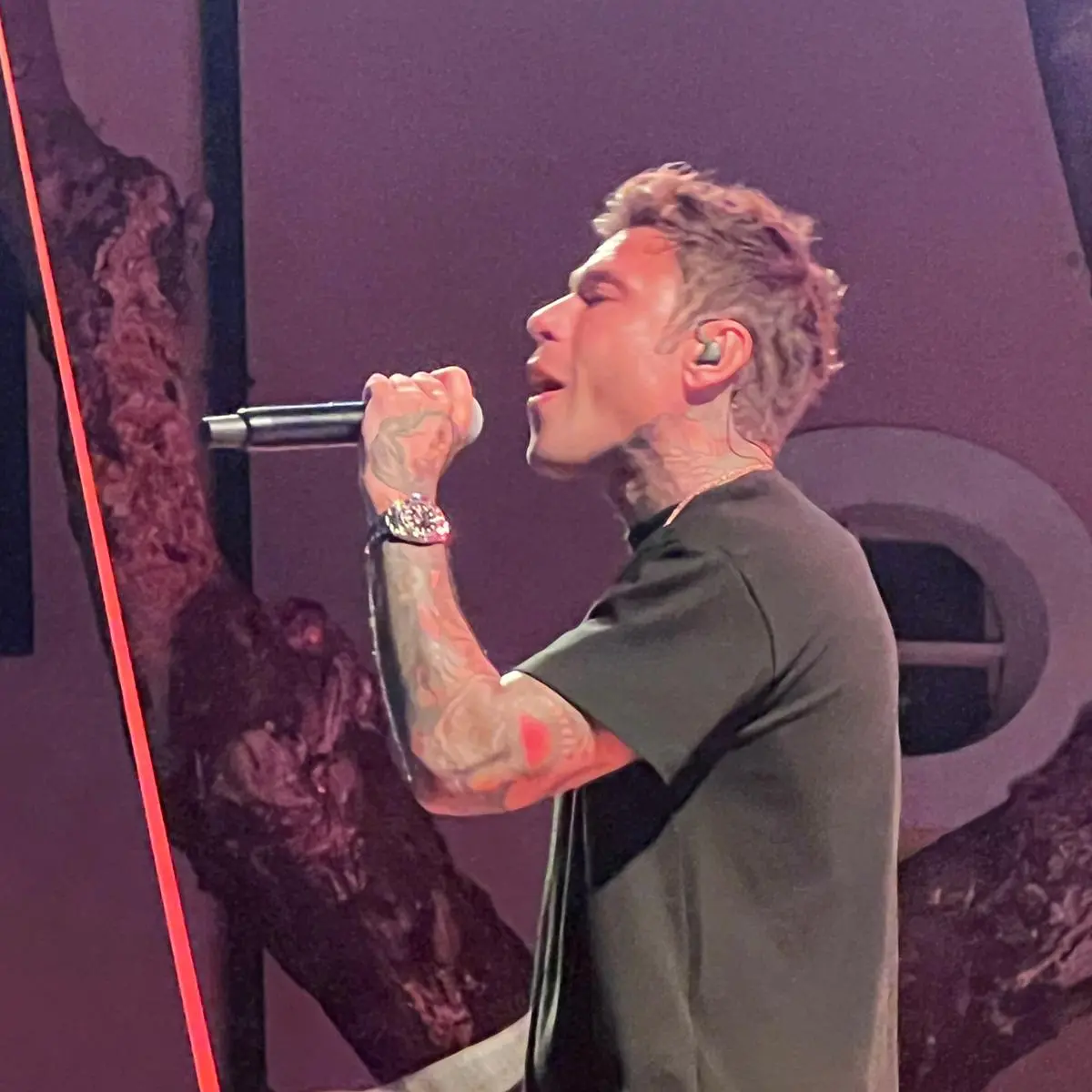 Fedez ferma il tour dopo il ricovero e annulla (anche) una data in Calabria: «Il corpo urla pietà»\n